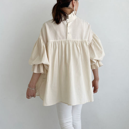 フリルネックキャンディースリーブブラウス　MELUMO フリルネックキャンディースリーブブラウス(ブラック) ブラウス MELUMO