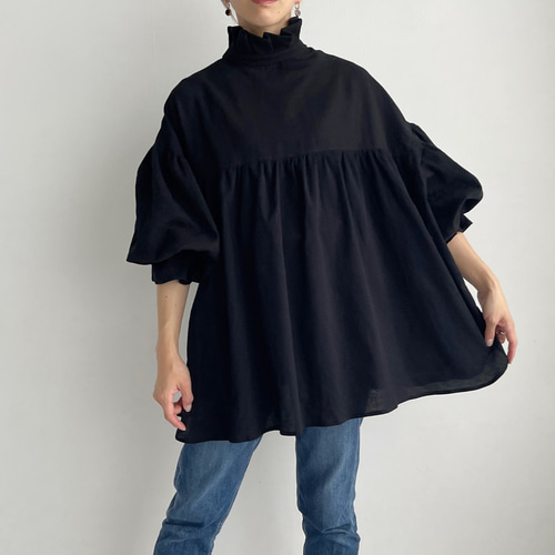 フリルネックキャンディースリーブブラウス　MELUMO フリルネックキャンディースリーブブラウス(ブラック) ブラウス