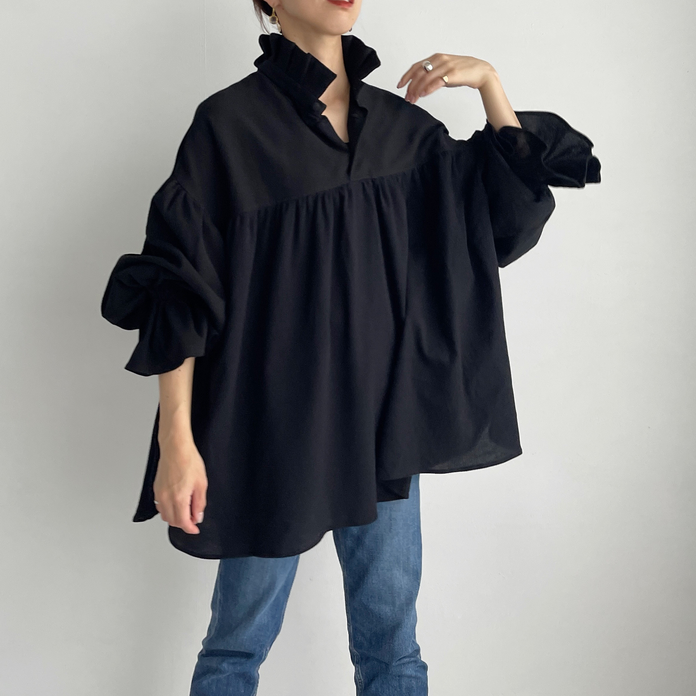 フリルネックキャンディースリーブブラウス(black)