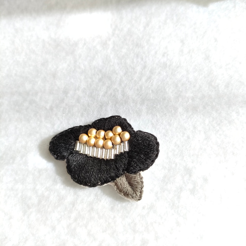 椿の花 ビーズと糸刺繍のブローチ（赤・白・黒） ブローチ EMYU