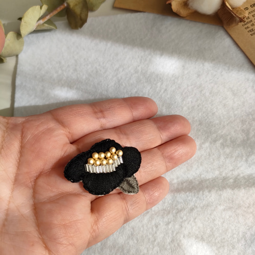 刺繍のブローチ 椿の花 ビーズと糸刺繍のブローチ（赤・白・黒） ブローチ EMYU