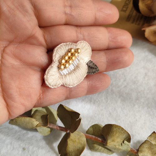 椿の花 ビーズと糸刺繍のブローチ（赤・白・黒） ブローチ EMYU