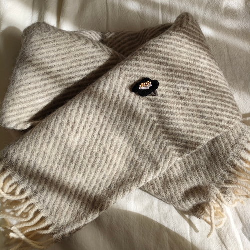 椿の花 ビーズと糸刺繍のブローチ（赤・白・黒） ブローチ EMYU