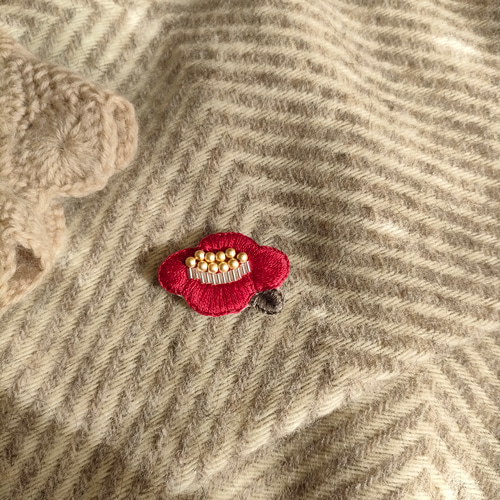 椿の花 ビーズと糸刺繍のブローチ(赤・白・黒) ブローチ EMYU 椿の花 ビーズと糸刺繍のブローチ(赤・白・黒) ブローチ EMYU