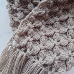 マフラー バタフライ チャコールブラウン フリンジ 模様 編み 手編み 編み物 2枚目の画像