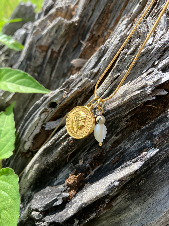 リーフマザーオブパールと天然石のお守りゴールドメダルコイン
