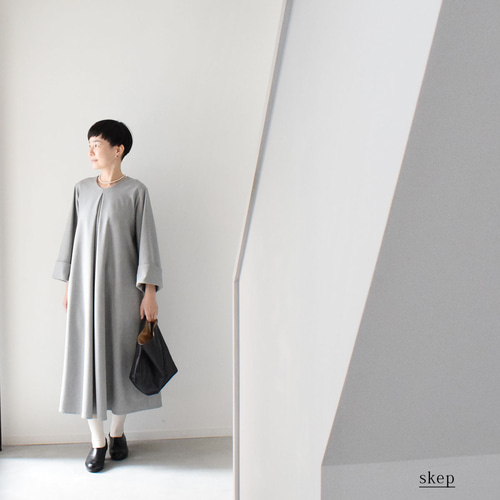 前後タックワンピース（長袖）：グレー［OP23LSGY］ ワンピース skep