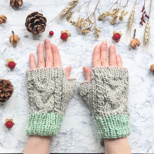 ウルグアイウールのふっくらもっちりアラン模様ハンドウォーマー 手袋  