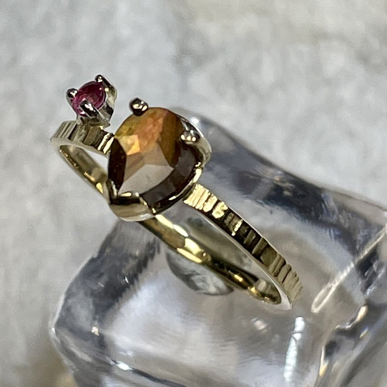 希少石、奈良天川村産レインボーガーネットのリング 18金 指輪・リング