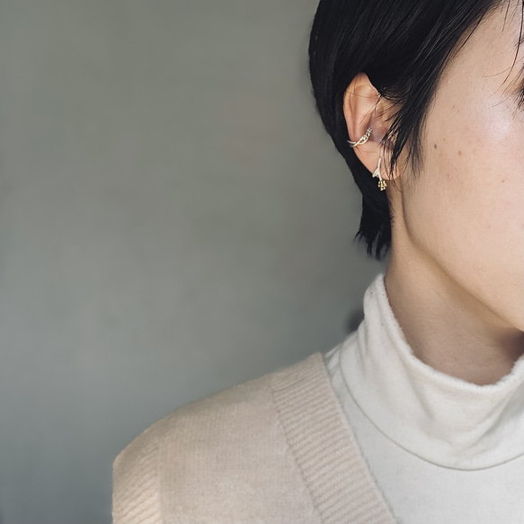 小さなハハコグサピアス ＜シルバー×真鍮＞ 2枚目の画像