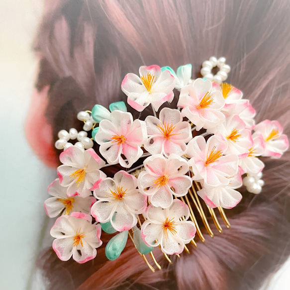 《つまみ細工》手染め 満開の桜の髪飾り(コーム .シルク) 1枚目の画像