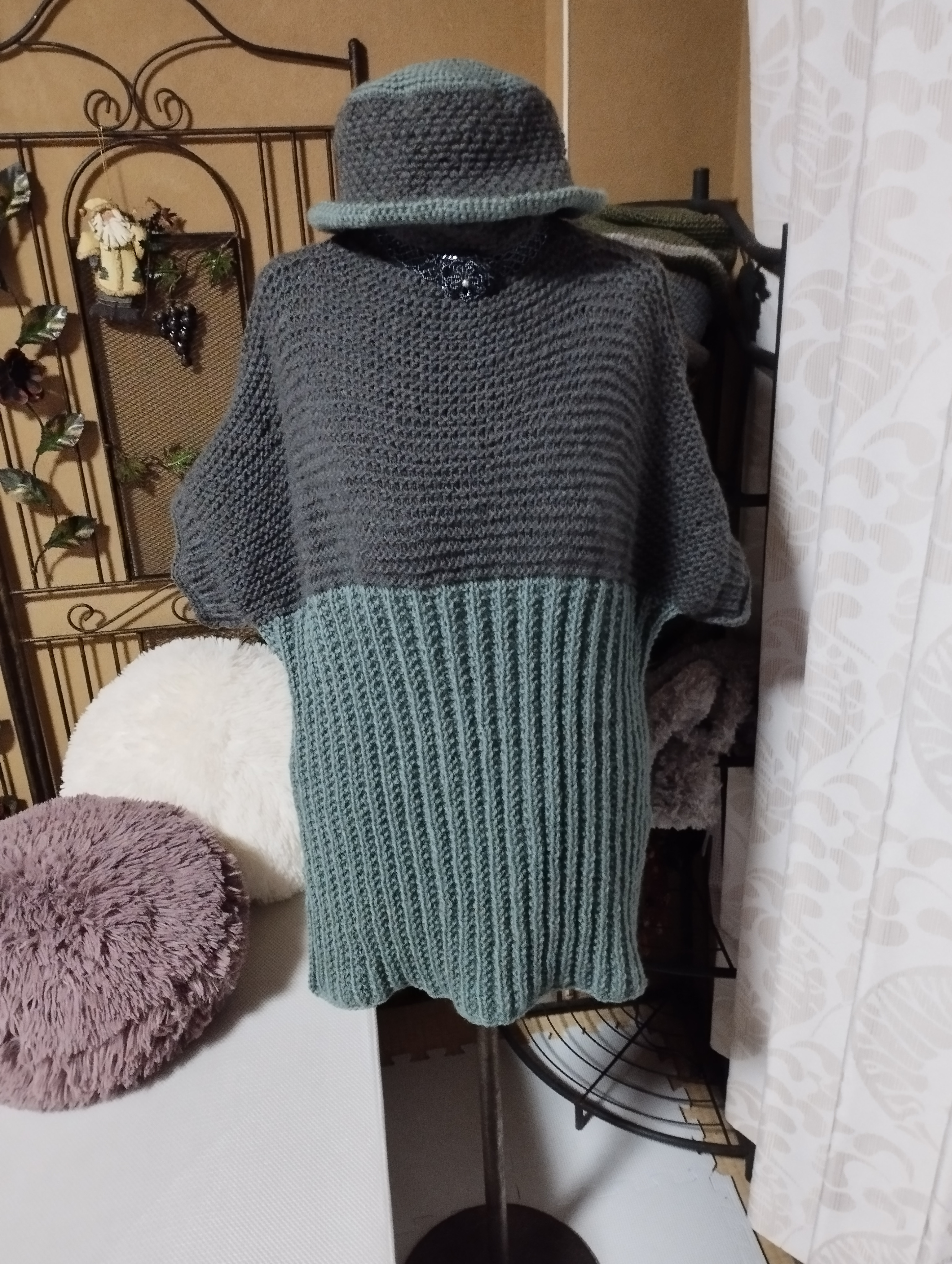 帽子付きバイカラープルオーバー