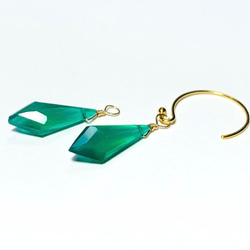 【天然石チャーム】グリーンオニキス 変形ダイヤカット ２個 14kgf　ハンドメイド素材 2枚目の画像