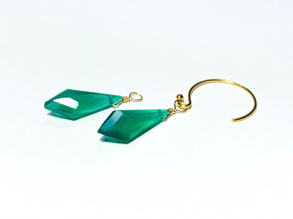 【天然石チャーム】グリーンオニキス 変形ダイヤカット ２個 14kgf　ハンドメイド素材 2枚目の画像