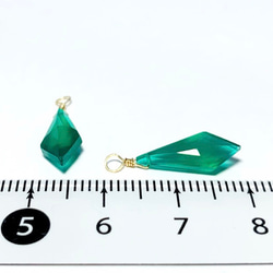 【天然石チャーム】グリーンオニキス 変形ダイヤカット ２個 14kgf　ハンドメイド素材 4枚目の画像