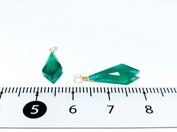 【天然石チャーム】グリーンオニキス 変形ダイヤカット ２個 14kgf　ハンドメイド素材 4枚目の画像