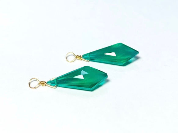 【天然石チャーム】グリーンオニキス 変形ダイヤカット ２個 14kgf　ハンドメイド素材 1枚目の画像