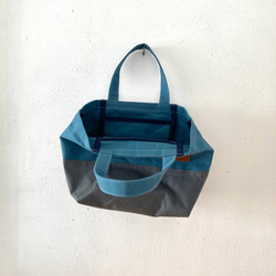 パラフィン帆布の中くらいの鞄(青鈍色×グレー) 2枚目の画像