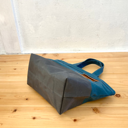 パラフィン帆布の中くらいの鞄(青鈍色×グレー) 4枚目の画像