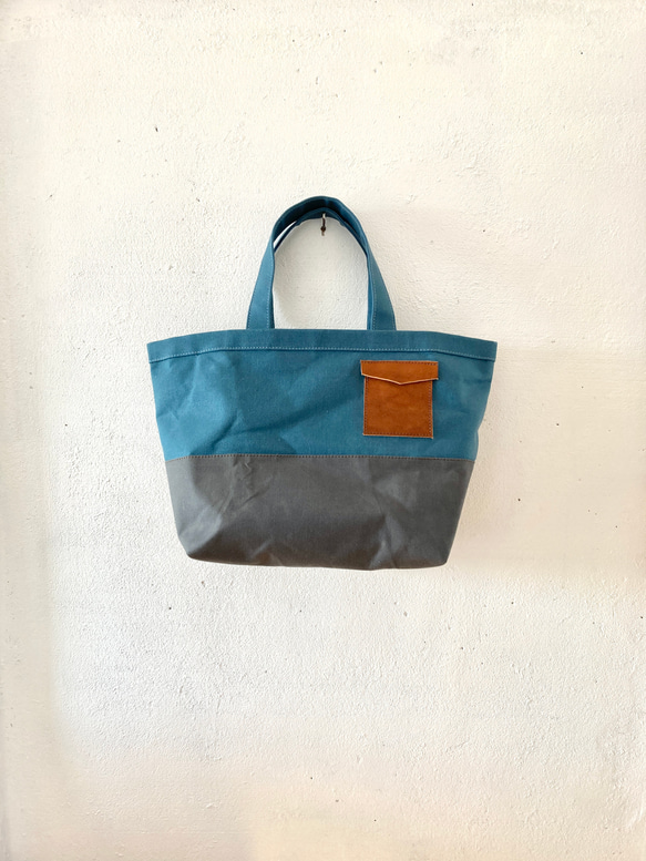 パラフィン帆布の中くらいの鞄(青鈍色×グレー) 1枚目の画像