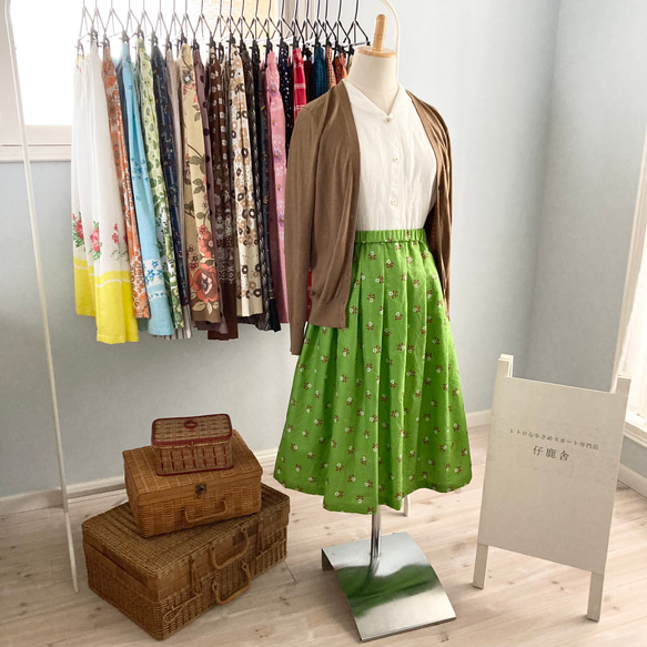 オーストリアヴィンテージ生地 抹茶グリーンのクラシカルなスカート Sサイズ 2枚目の画像