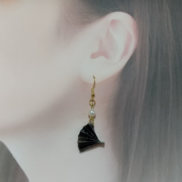 【和装にも】❖折り紙❖扇子ピアス(イヤリング)♡black/ニッケルフリー 2枚目の画像