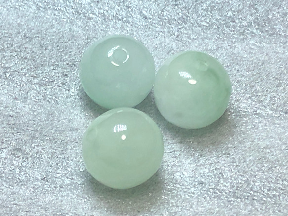氷質翡翠ビーズ　淡いグリーン　13ミリ　1玉 1枚目の画像