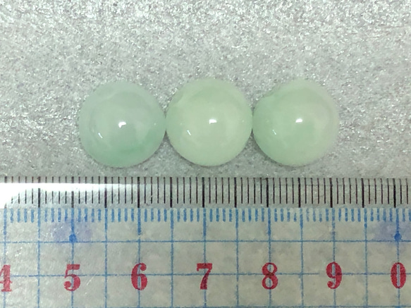 氷質翡翠ビーズ　淡いグリーン　13ミリ　1玉 6枚目の画像