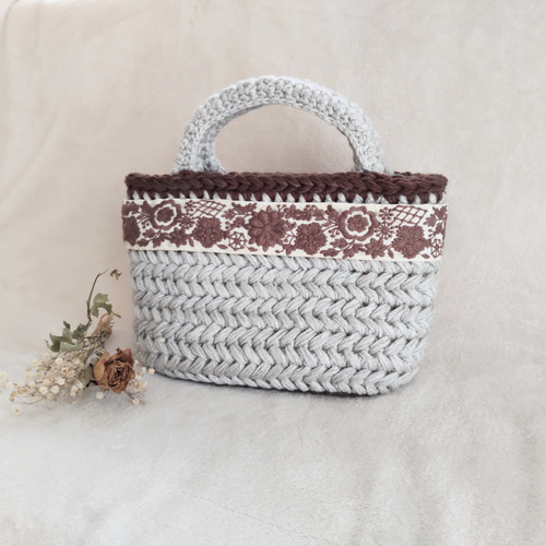 ※お取り置き　刺繍手芸家さま　リボン刺繍　かごバッグ ◈刺繍リボンをポイントに～毛糸バッグ◈かぎ針編み