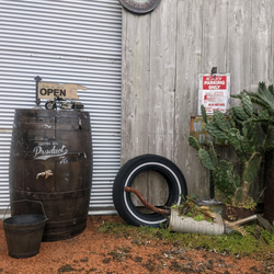 ウイスキー樽 の立水栓 オープン&クローズ看板 アメリカンヴィンテージな家 #ガレージシンク  #店舗什器 #ガレージ 1枚目の画像