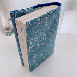 【A5判サイズ】ブルー　可愛い花柄　ブックカバー　文芸雑誌カバー 6枚目の画像