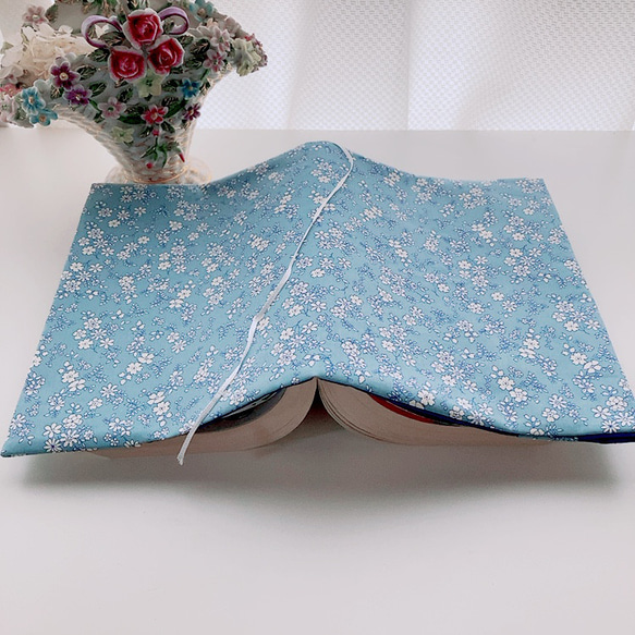 【A5判サイズ】ブルー　可愛い花柄　ブックカバー　文芸雑誌カバー 2枚目の画像