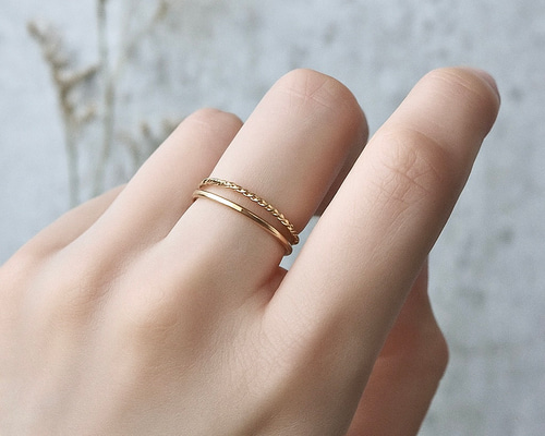 でも重ねづけにも可愛いです!!★18金プレーンリング、マット加工★ 重ね付けに見える ツイストプレーンリング 金属アレルギー対応