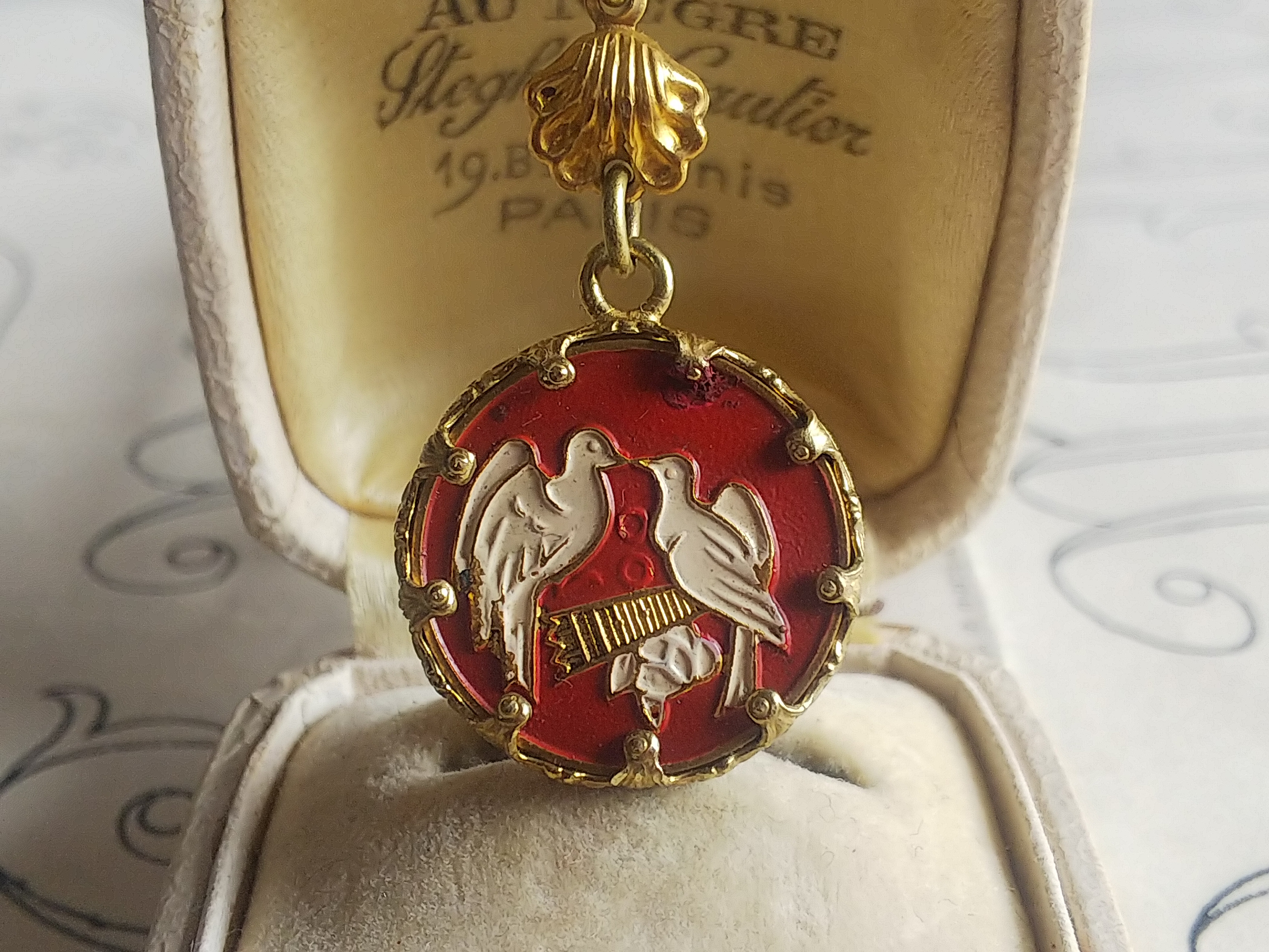 アンティーク　White-Dove／Dark-Red／Enamel（Bランク）クラシカルネックレス