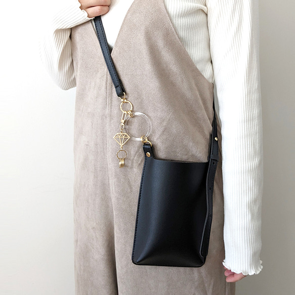【美品】バーバリー　レザー　ショルダーバッグ　スマホ　サコッシュ　ロゴ 極美品】バーバリー スマホショルダーバッグ レザー TBロゴ
