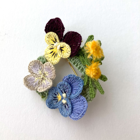 【春色新作2023】立体刺繍の野の花のリースブローチ(ビオラ.あじさい.ミモザ) 3枚目の画像