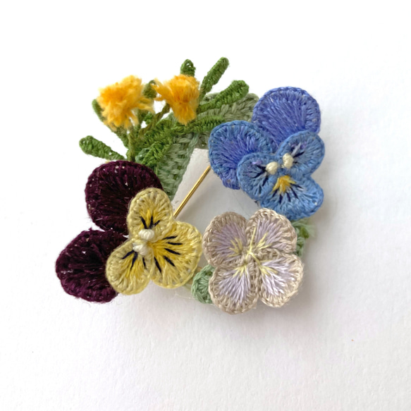 【春色新作2023】立体刺繍の野の花のリースブローチ(ビオラ.あじさい.ミモザ) 2枚目の画像