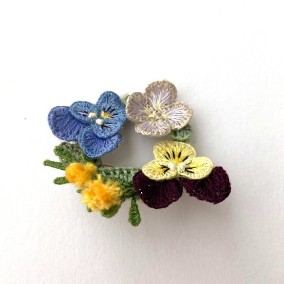 【春色新作2023】立体刺繍の野の花のリースブローチ(ビオラ.あじさい.ミモザ) 4枚目の画像