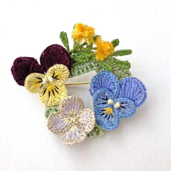 【春色新作2023】立体刺繍の野の花のリースブローチ(ビオラ.あじさい.ミモザ) 1枚目の画像