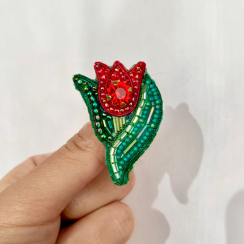 チューリップのビーズ刺繍ブローチ(コサージュ) ブローチ achiacane 