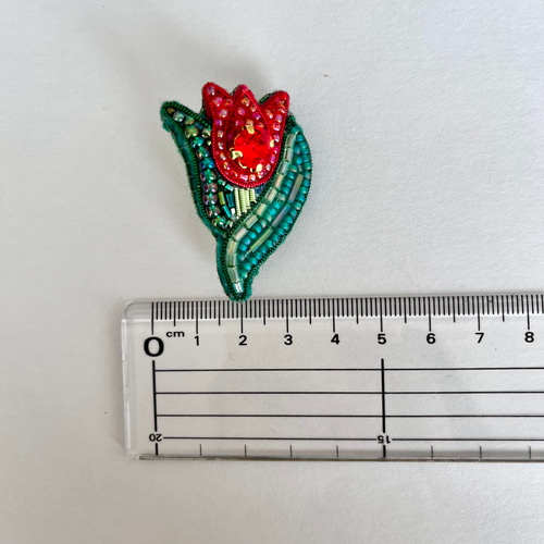 チューリップのビーズ刺繍ブローチ(コサージュ) ブローチ