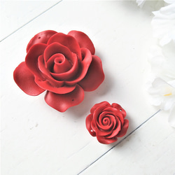 鮮やか シナバー ／ シンシャ ／ 辰砂 2つ穴 薔薇(バラ)彫刻