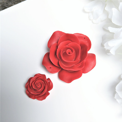 鮮やか 薔薇(バラ) 彫刻 天然石 シナバー ／ シンシャ ／ 辰砂 2つ穴