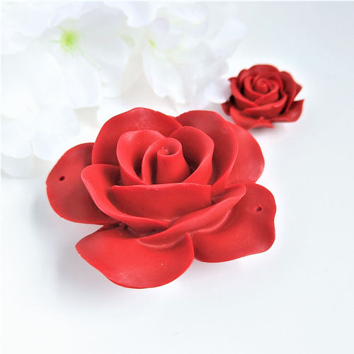 鮮やか 薔薇(バラ) 彫刻 天然石 シナバー ／ シンシャ ／ 辰砂 2つ穴