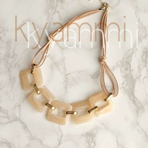 スクエアパーツとスエードコード革紐のネックレス〜オフホワイト