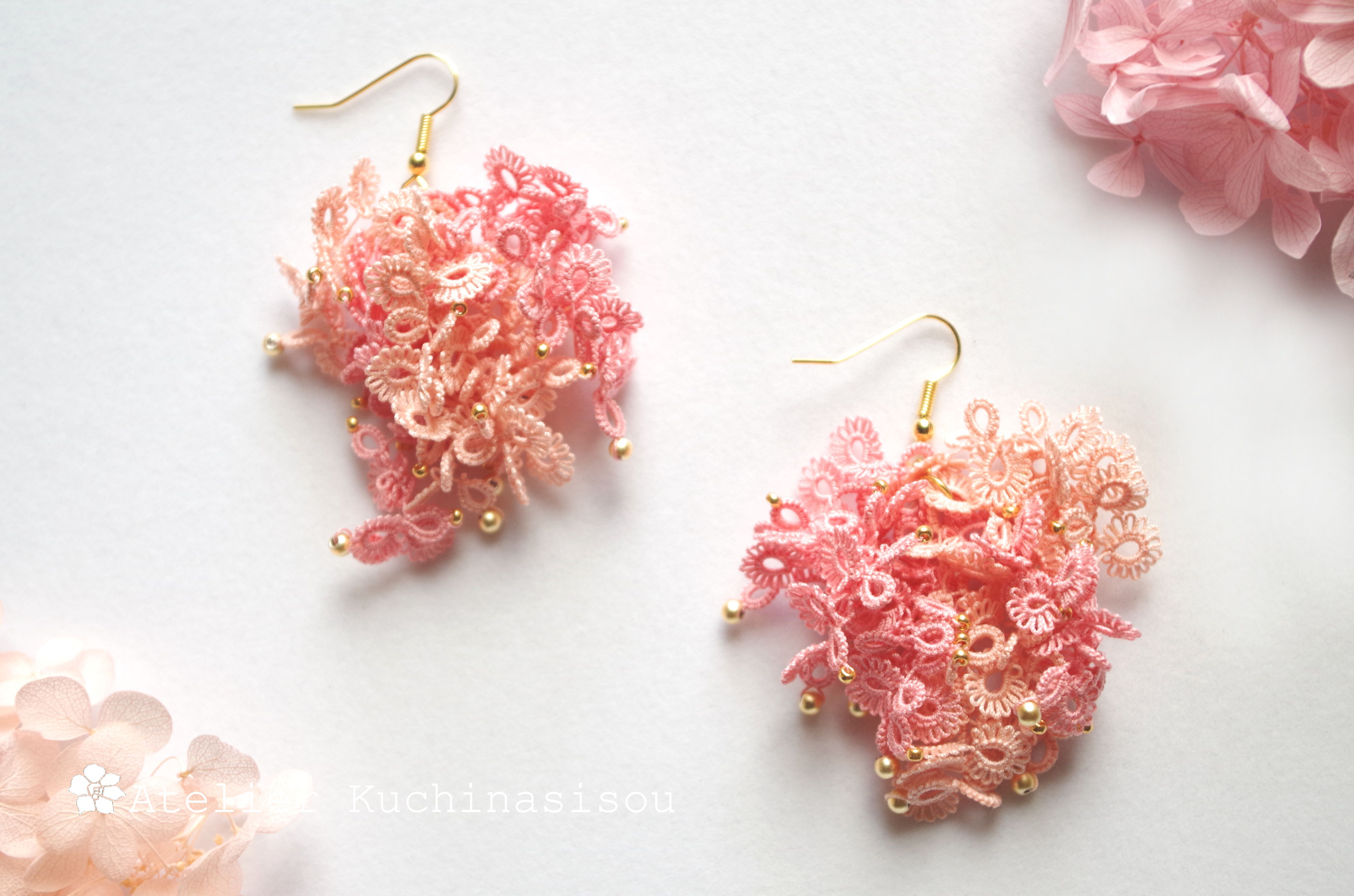 【特集掲載】タティングレースのふわふわピアス〈桜〉