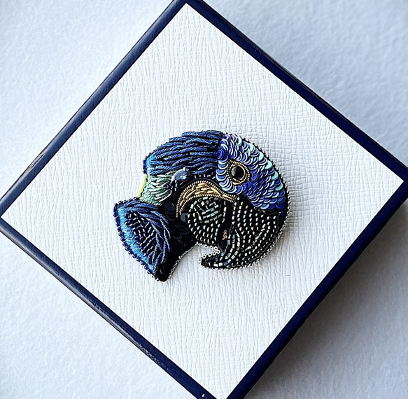 ビーズ刺繍のブローチ　-オウムparrot- 6枚目の画像