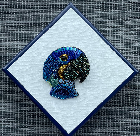 ビーズ刺繍のブローチ　-オウムparrot- 3枚目の画像