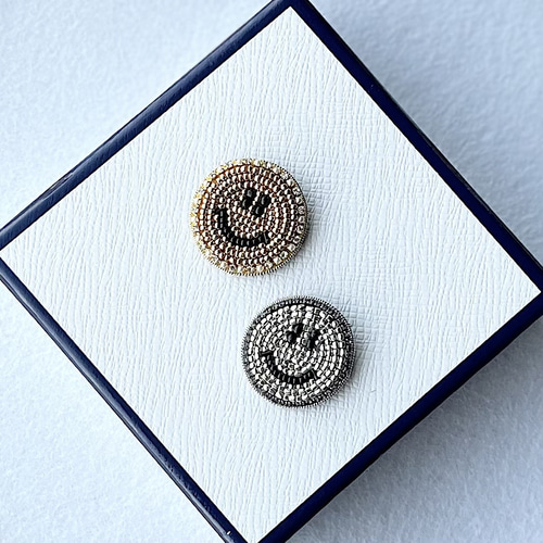 ビーズ刺繍のブローチ -ニコニコマークsmile- ブローチ Belva! 通販 