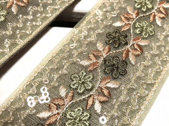 50mm太幅・斜め掛けショルダーストラップ★グレージュベルト+若草色オーガンジー地にグリーン系の花刺繍+スパンコール★イ 5枚目の画像